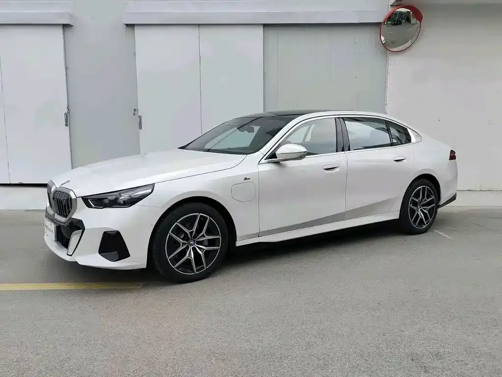 BMW i5 — фото 1