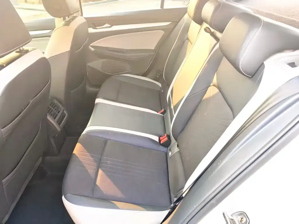 Volkswagen Golf 2021 из CN, фото 2