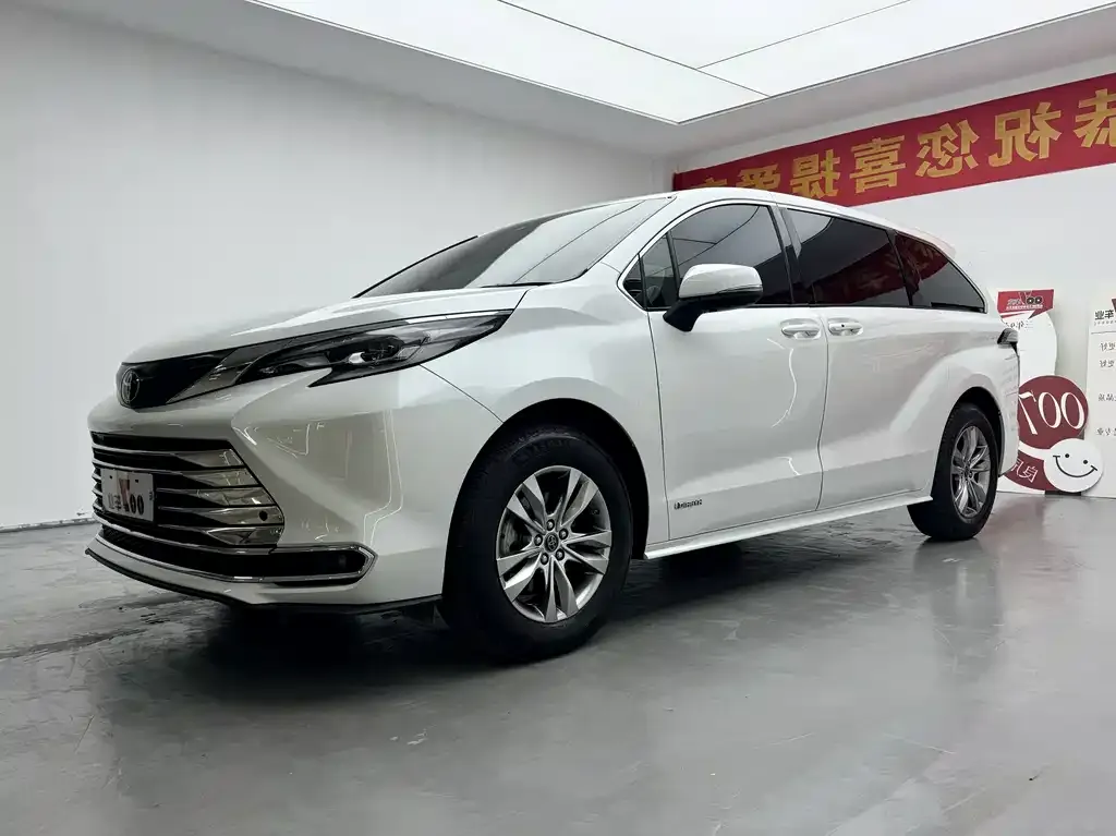 Toyota Sienna 2023 из CN, фото 1