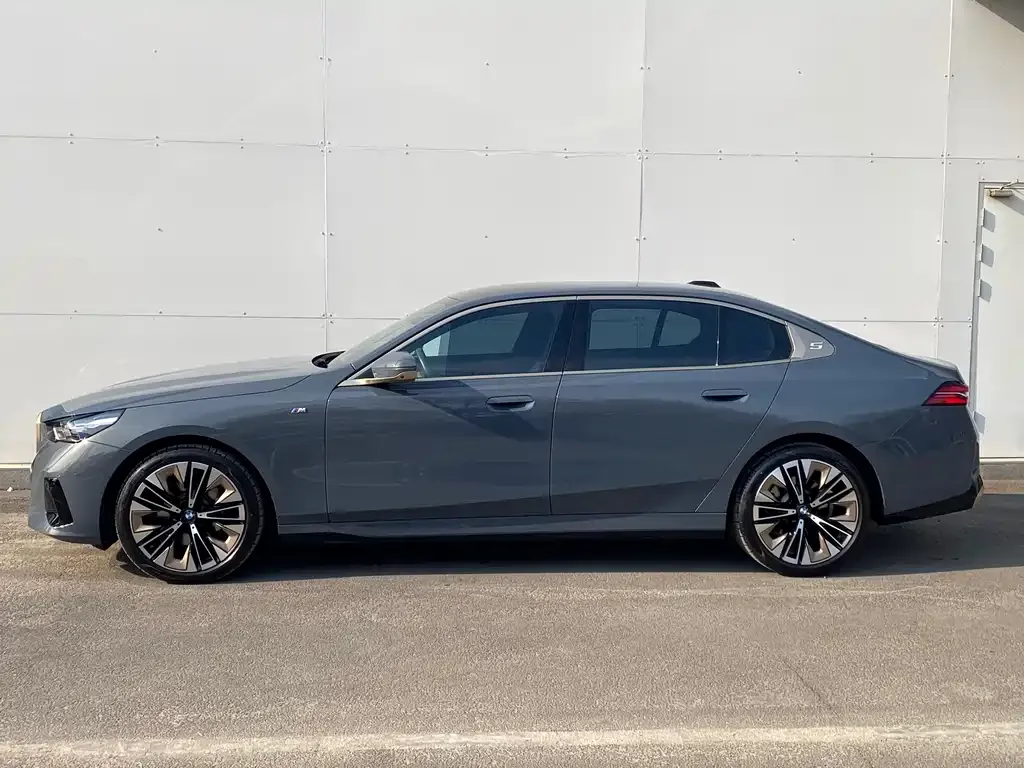 BMW 5 Series 2025 из CN, фото 6