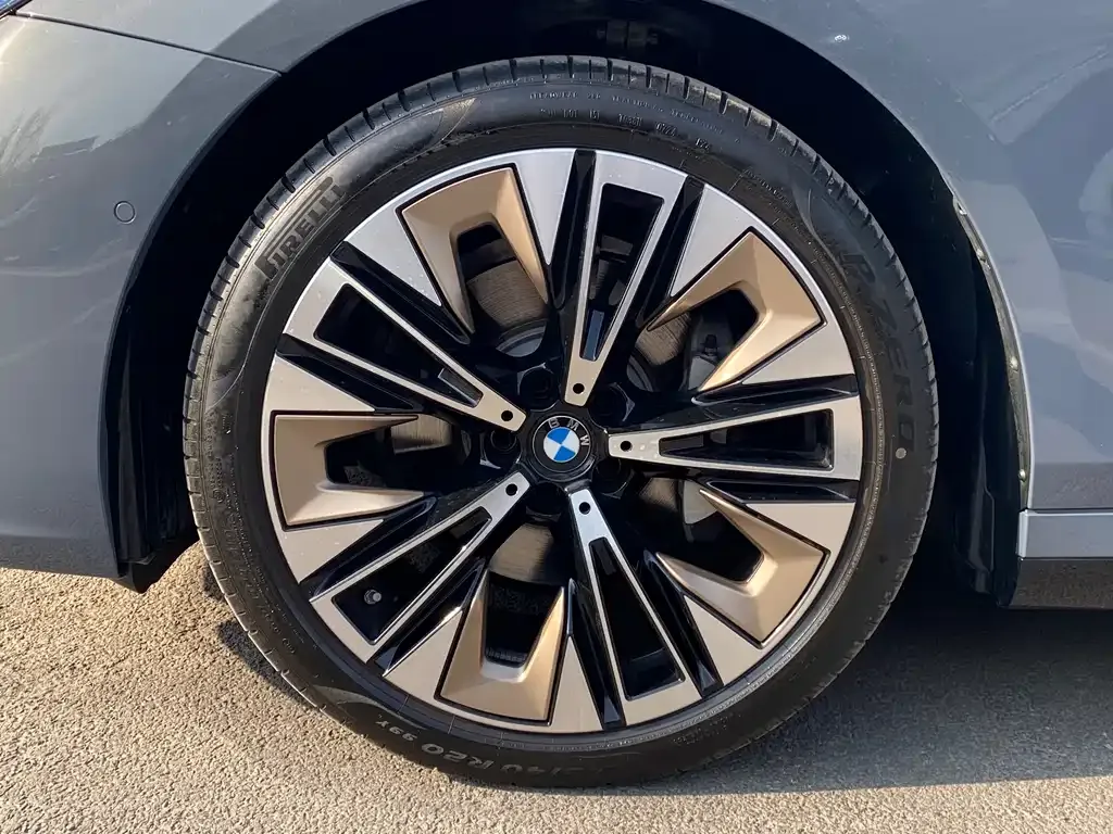 BMW 5 Series 2025 из CN, фото 10