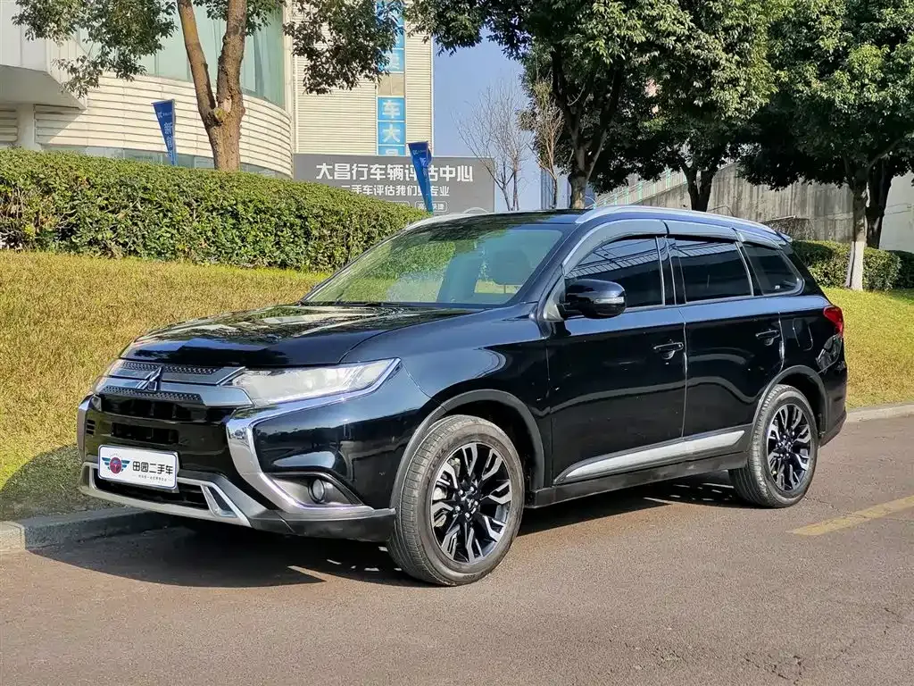 Mitsubishi Outlander — фото 1