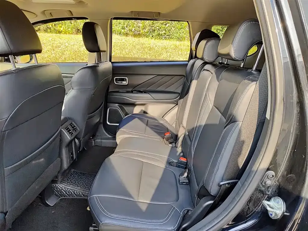 Mitsubishi Outlander — фото 2