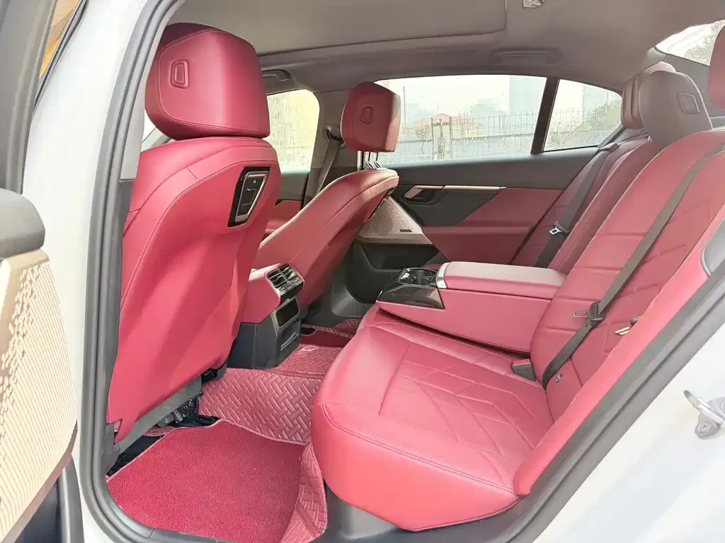 BMW 5 Series 2025 из CN, фото 2