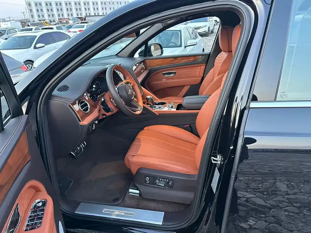 Bentley Bentayga 2023 из CN, фото 8