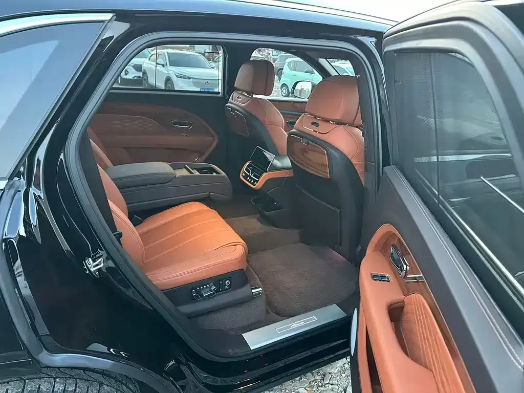 Bentley Bentayga 2023 из CN, фото 3