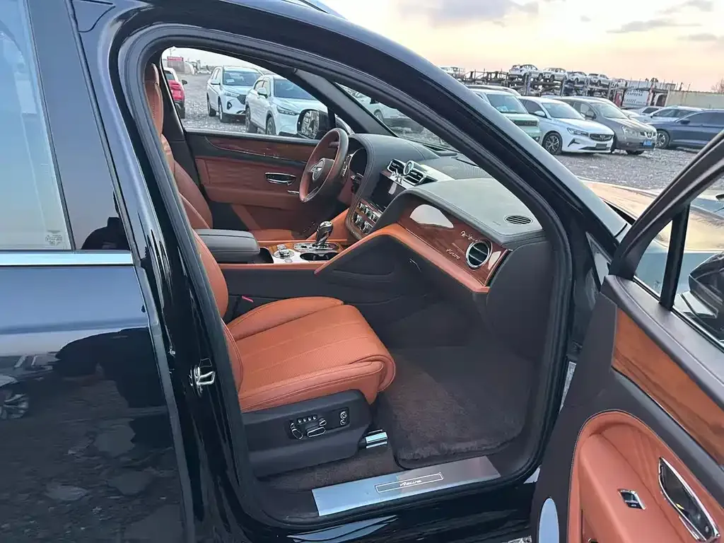 Bentley Bentayga 2023 из CN, фото 4