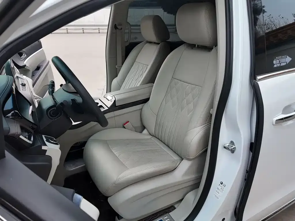 Buick GL8 2024 из CN, фото 2
