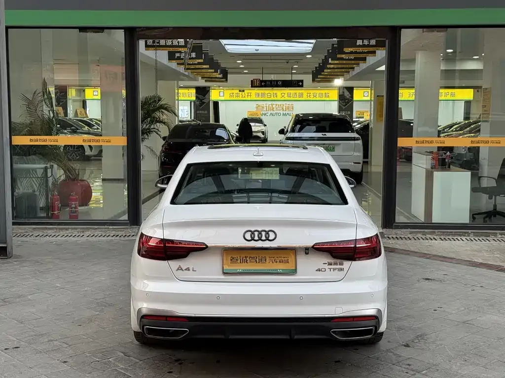 Audi A4L 2022 из CN, фото 4