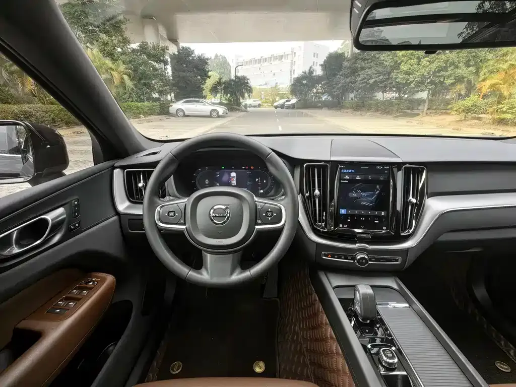 Volvo XC60 — фото 2