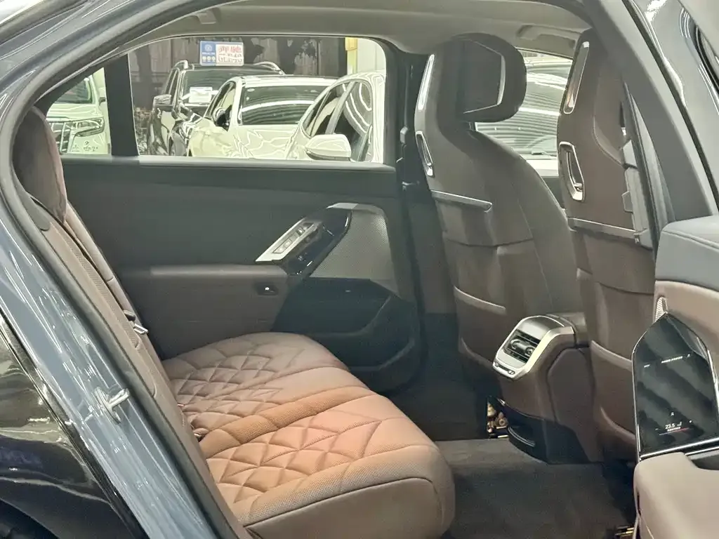 BMW 7 Series 2023 из CN, фото 10