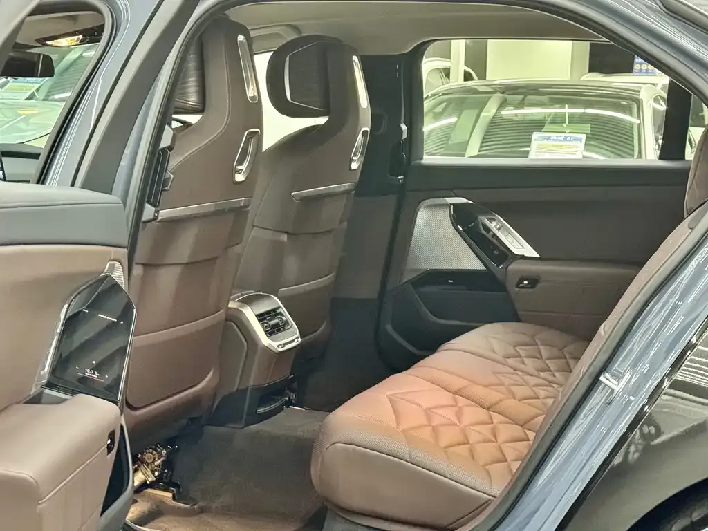 BMW 7 Series 2023 из CN, фото 7