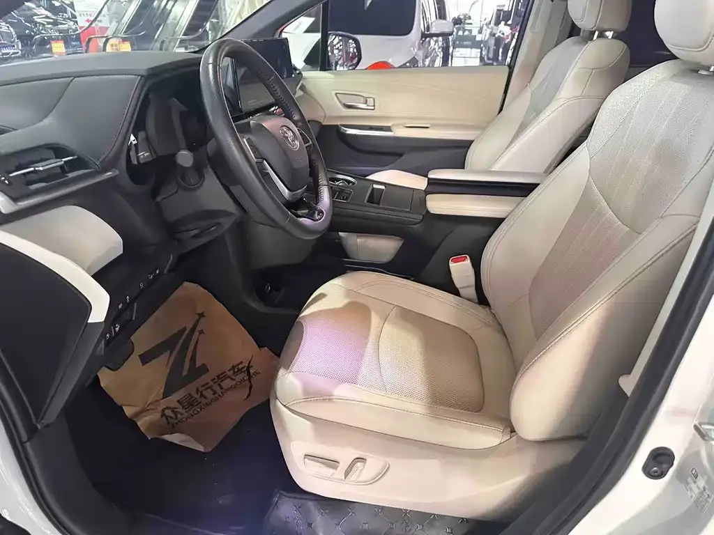 Toyota Sienna 2025 из CN, фото 9