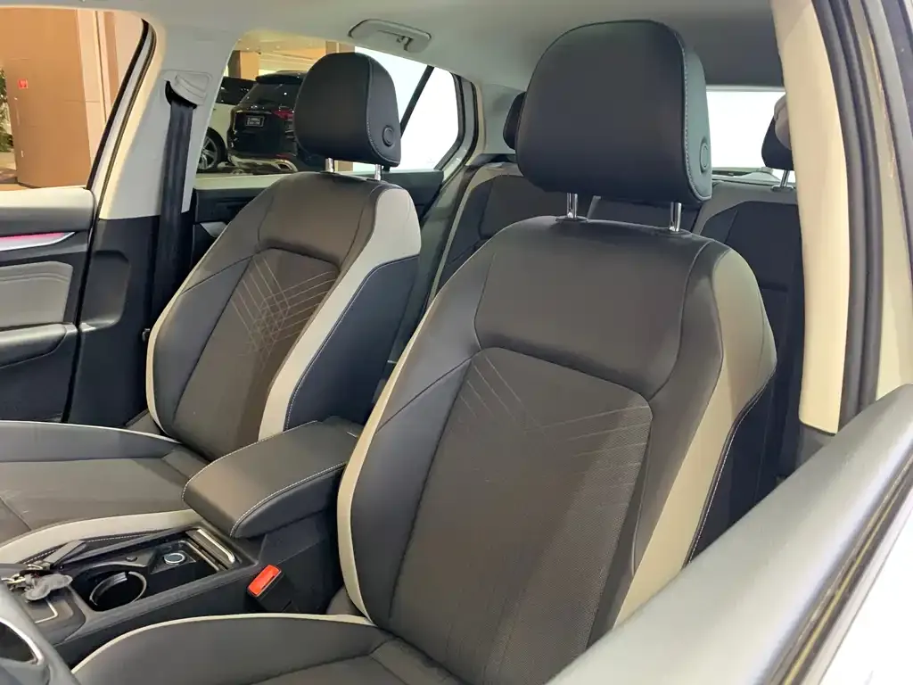 Volkswagen Golf 2023 из CN, фото 10