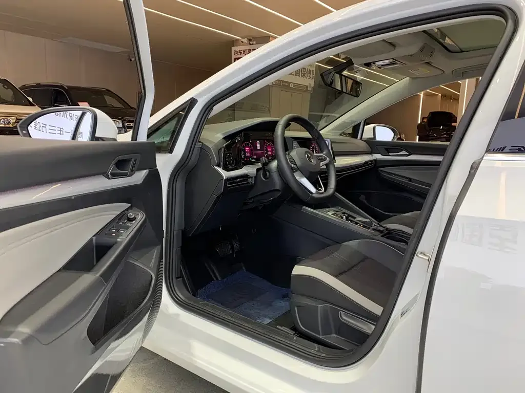 Volkswagen Golf 2023 из CN, фото 8