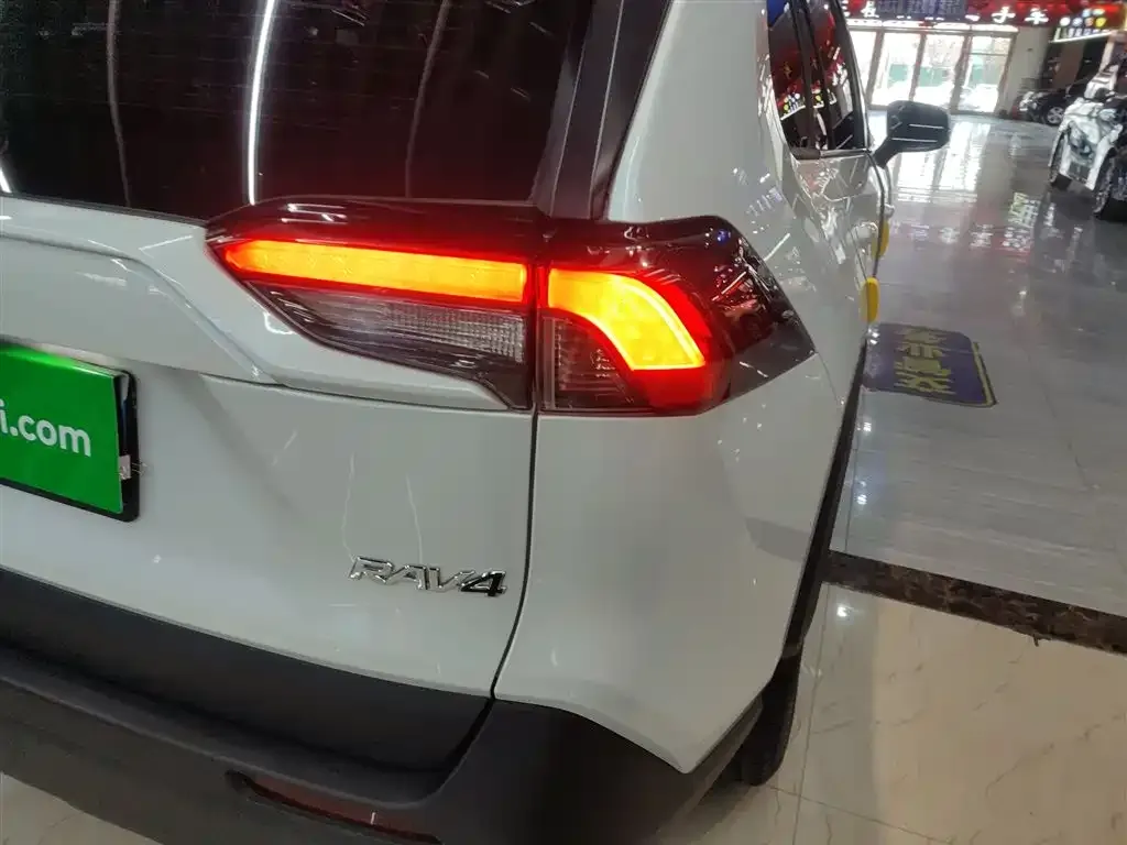 Toyota RAV4 2023 из CN, фото 2