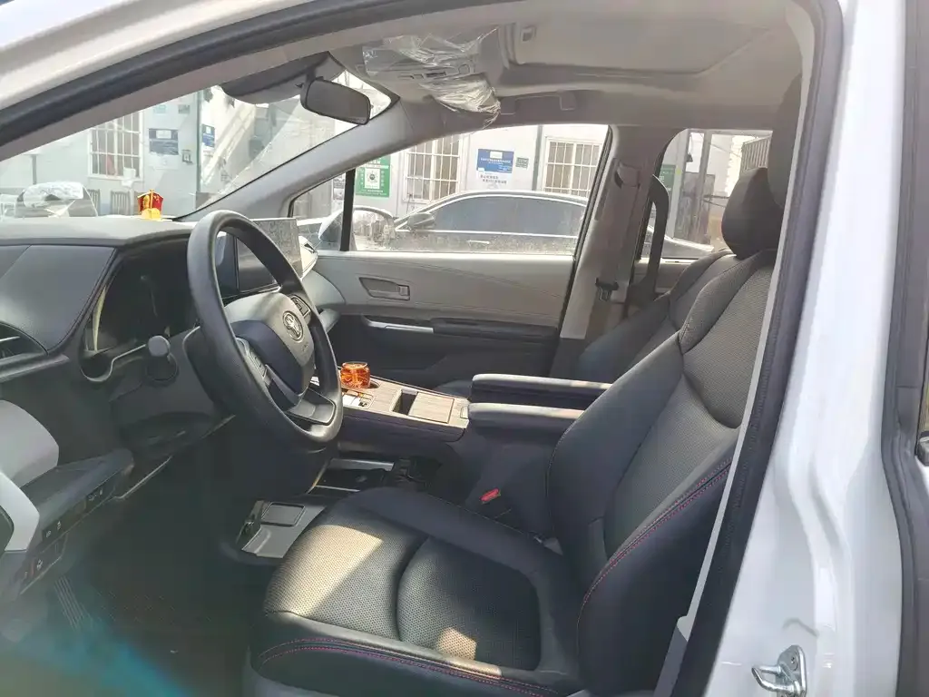 Toyota Sienna 2025 из CN, фото 2