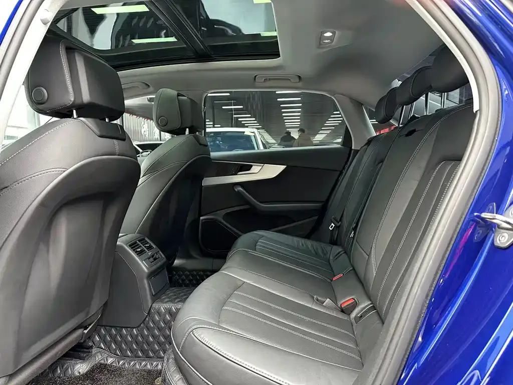 Audi A4L 2022 из CN, фото 4