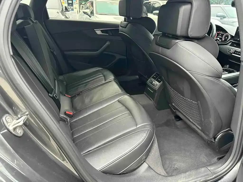 Audi A4L 2023 из CN, фото 3