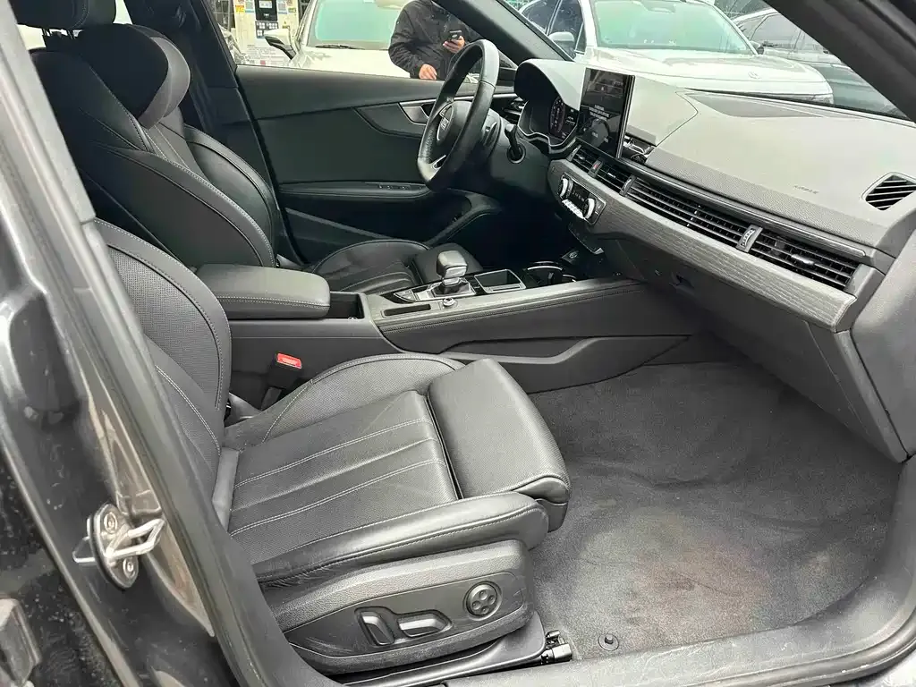 Audi A4L 2023 из CN, фото 2