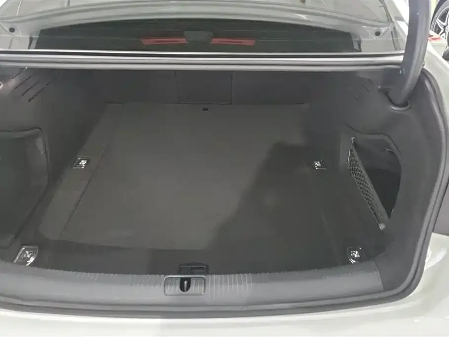 Audi A4L 2021 из CN, фото 4