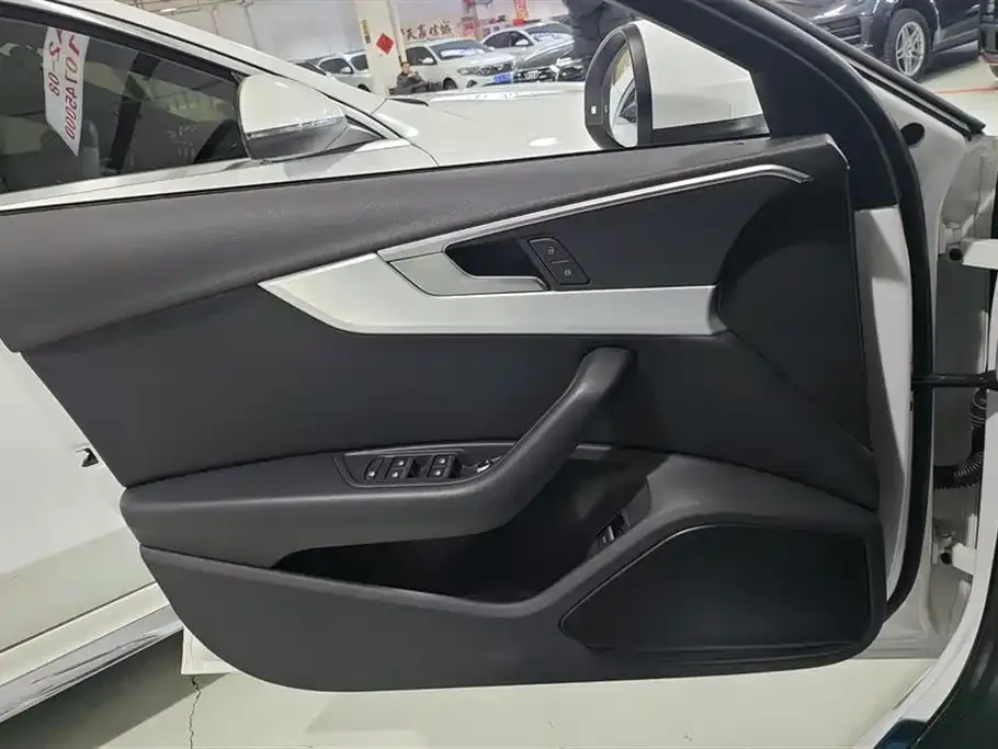 Audi A4L 2021 из CN, фото 7