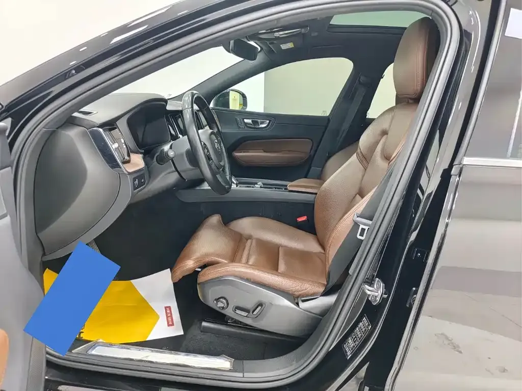 Volvo XC60 — фото 3