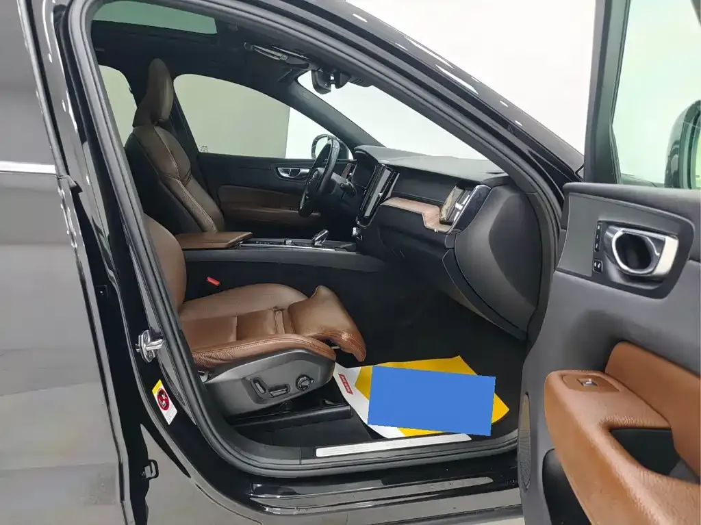 Volvo XC60 — фото 10