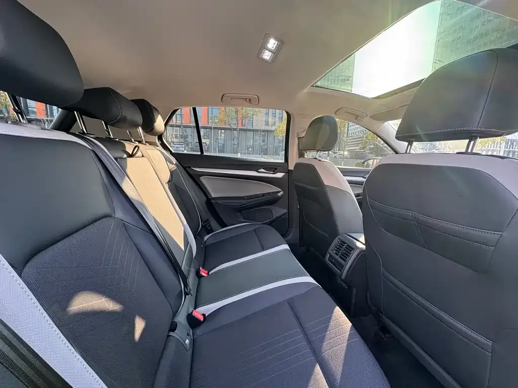 Volkswagen Golf 2023 из CN, фото 5