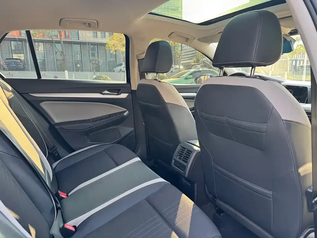 Volkswagen Golf 2023 из CN, фото 3