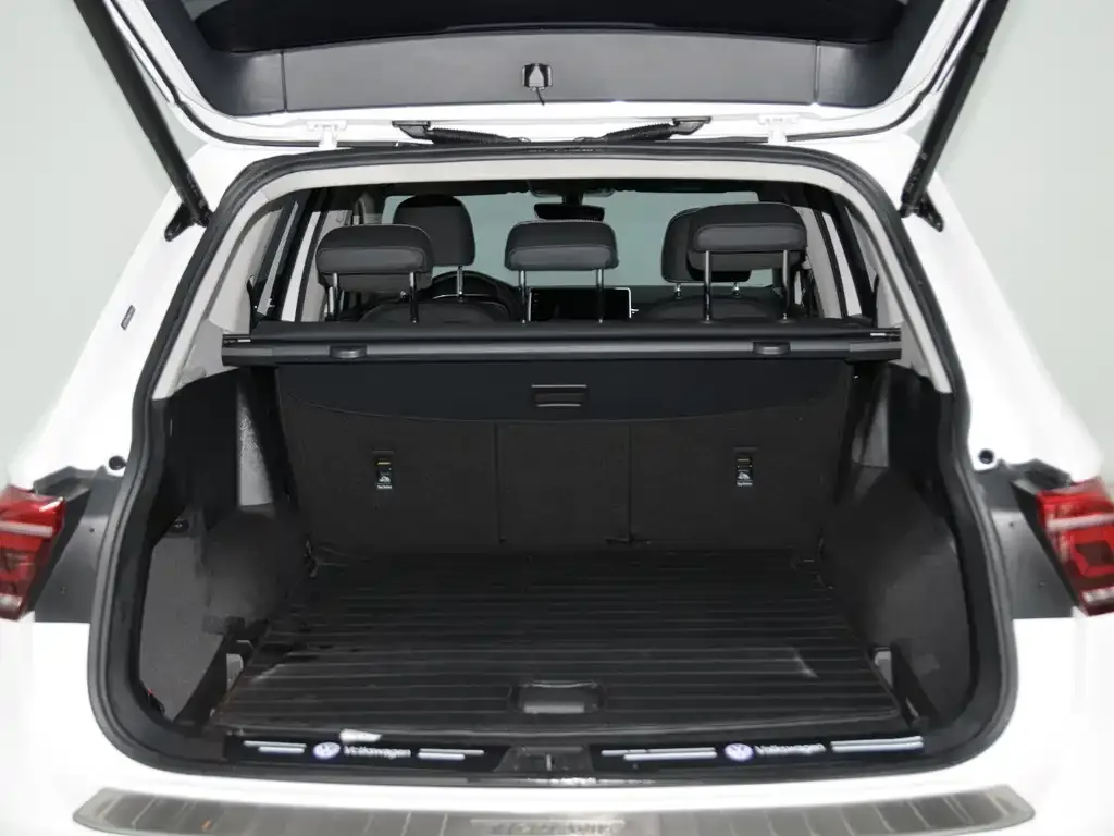 Volkswagen Tiguan L — фото 10
