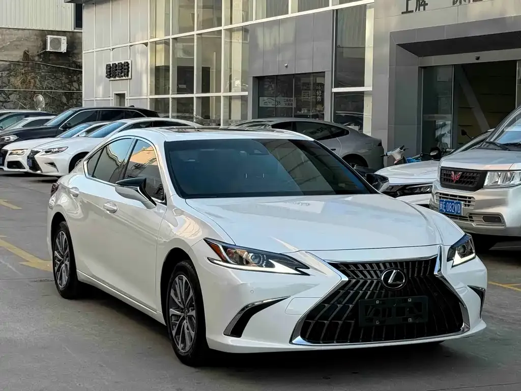 Lexus ES — фото 1