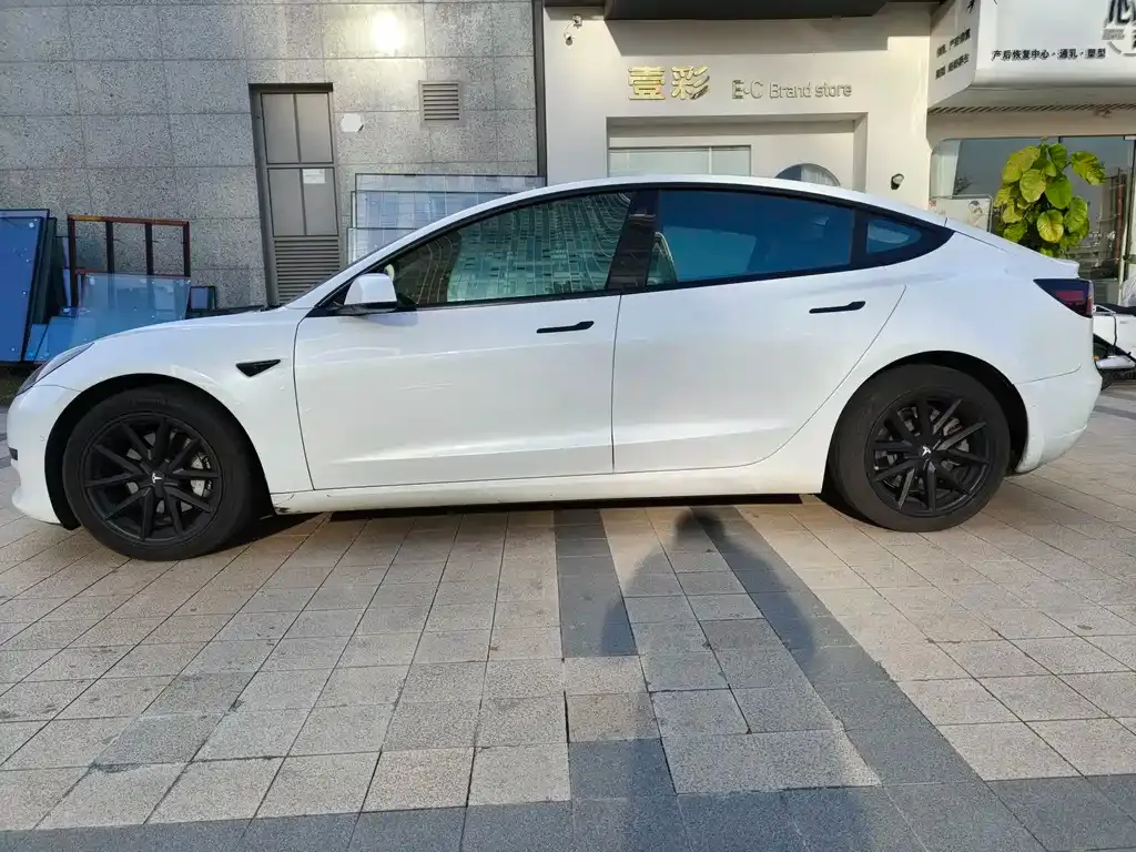 Tesla Model 3 — фото 4