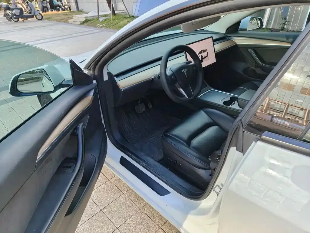 Tesla Model 3 — фото 5