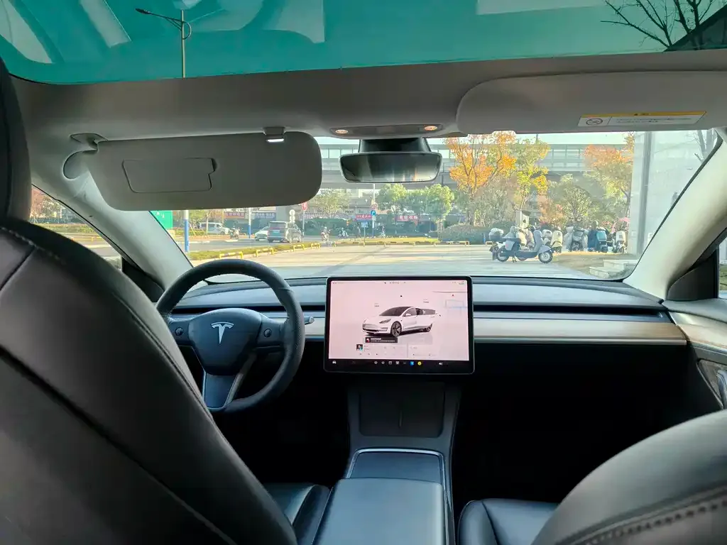Tesla Model 3 — фото 7