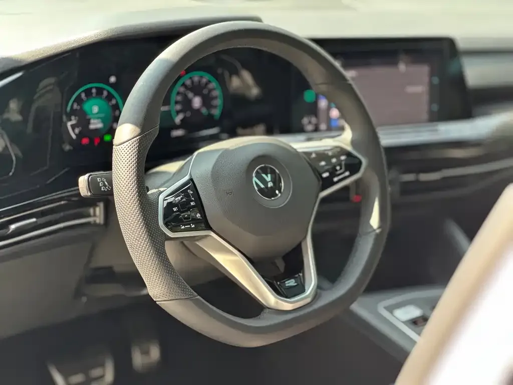 Volkswagen Golf 2023 из CN, фото 10