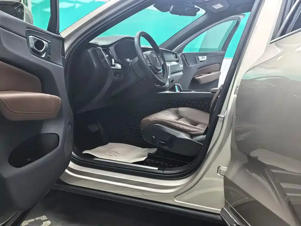 Volvo XC60 — фото 9