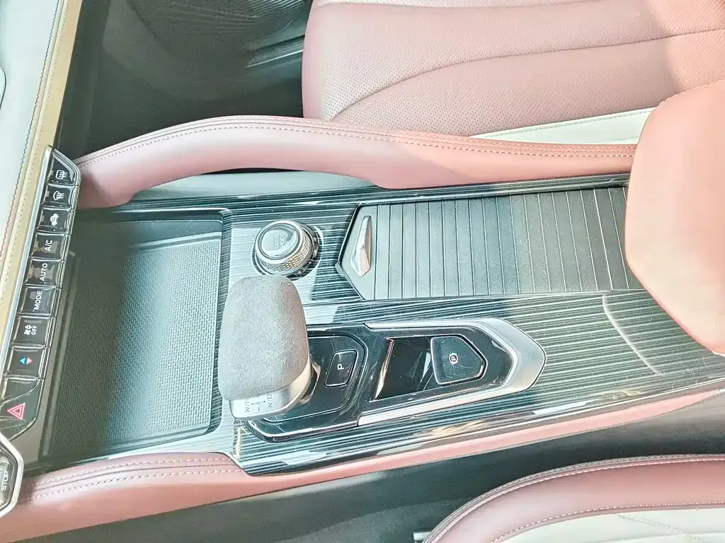 Geely Xingyue L — фото 10