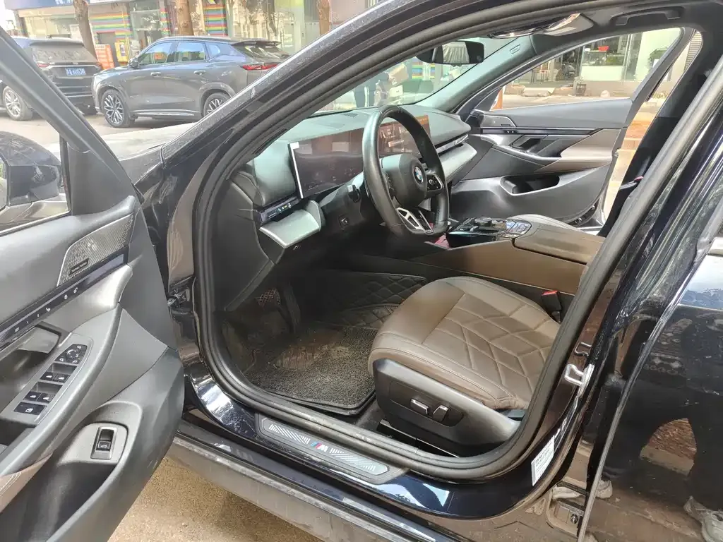 BMW 5 Series 2024 из CN, фото 4