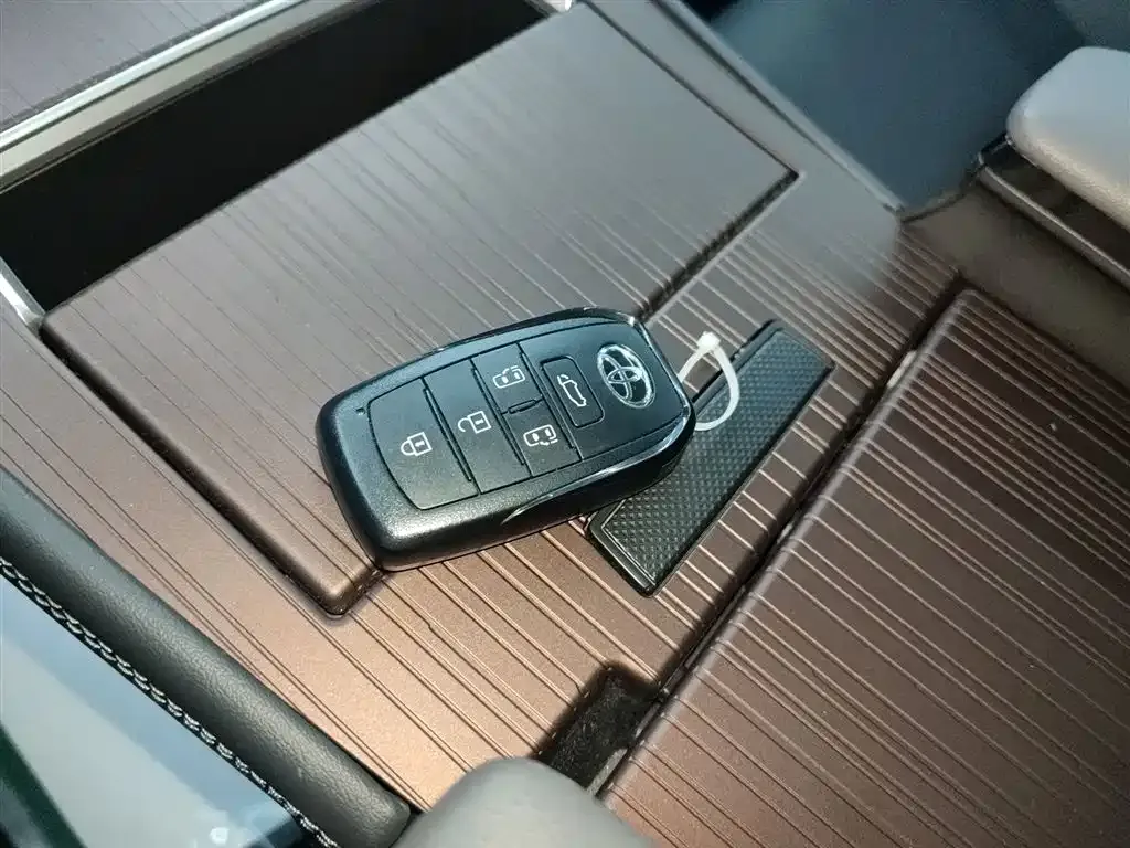 Toyota Granvia 2025 из CN, фото 2