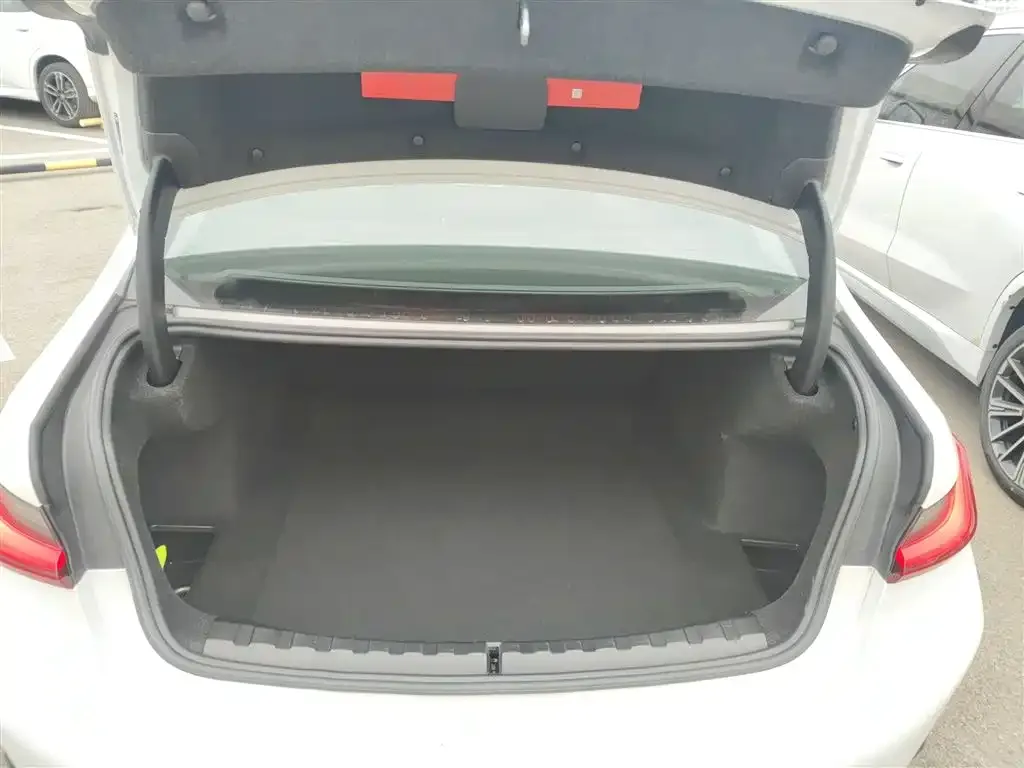 BMW 3 Series 2025 из CN, фото 2