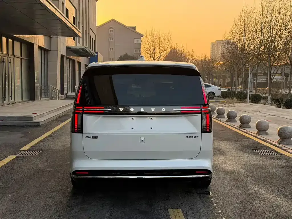 Volvo EM90 2024 из CN, фото 8