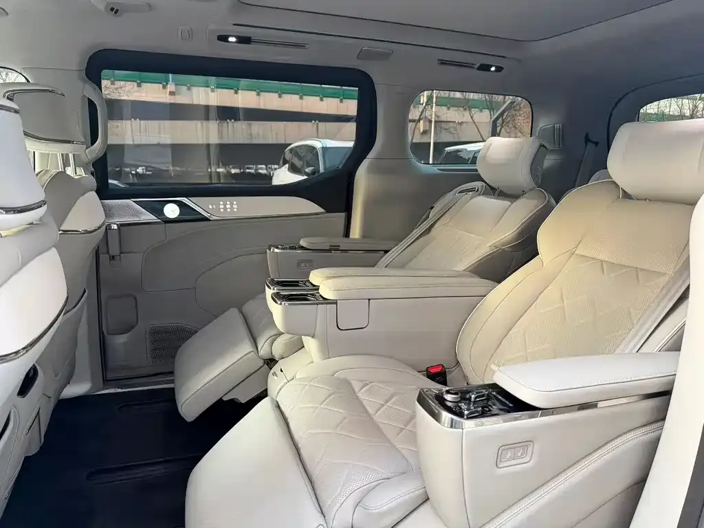 Volvo EM90 2024 из CN, фото 5