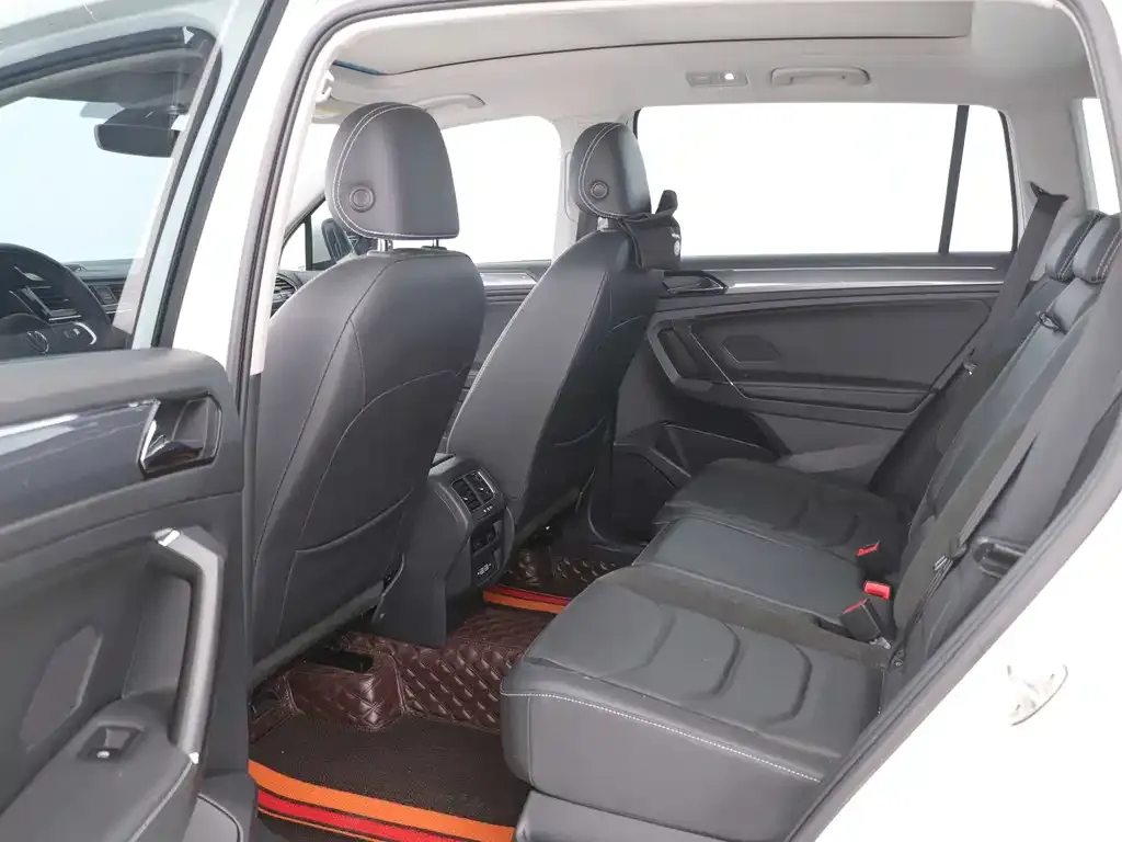 Volkswagen Tiguan L — фото 10
