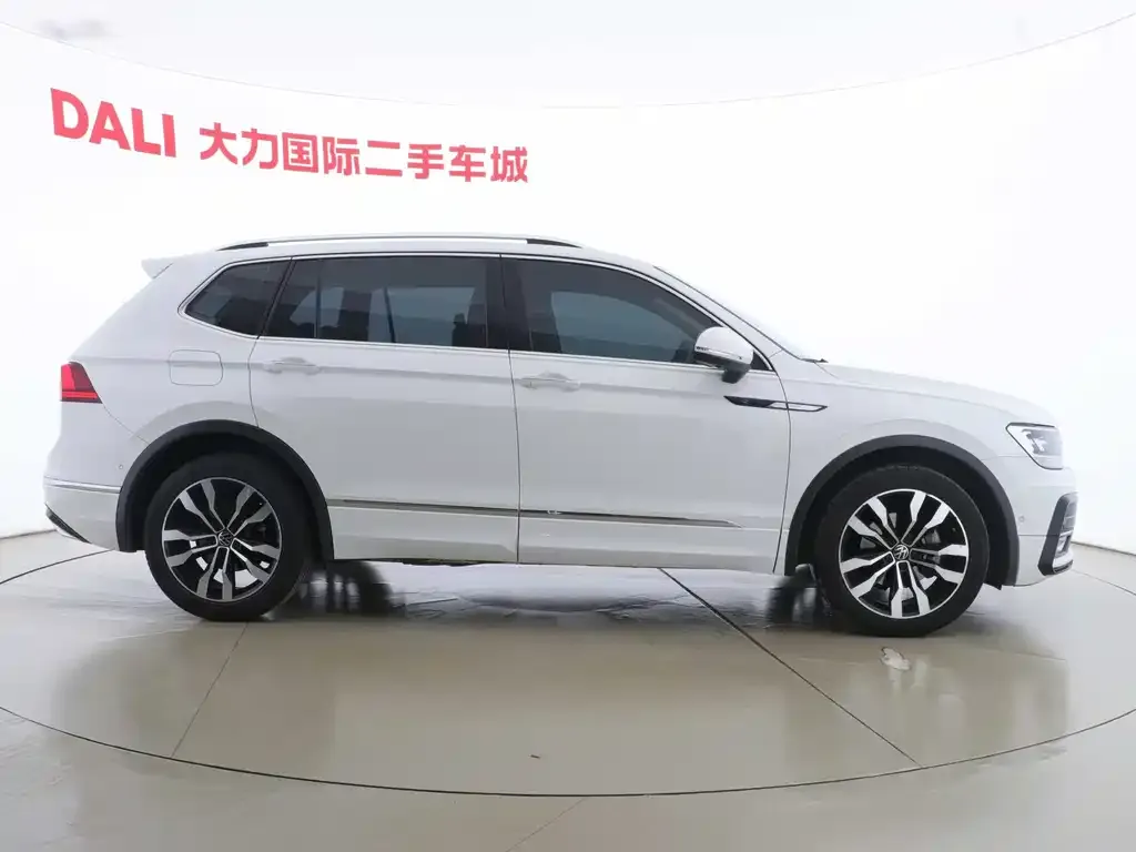 Volkswagen Tiguan L — фото 6