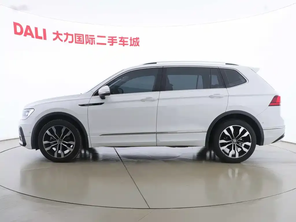 Volkswagen Tiguan L — фото 5