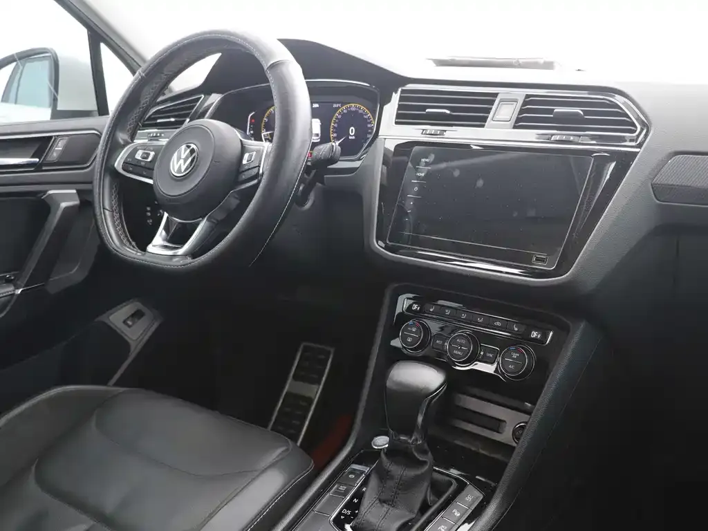 Volkswagen Tiguan L — фото 9