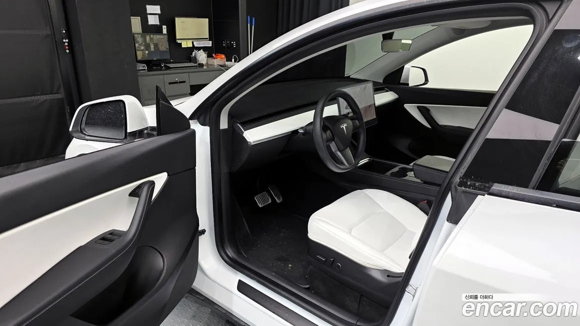Tesla Model Y — фото 10