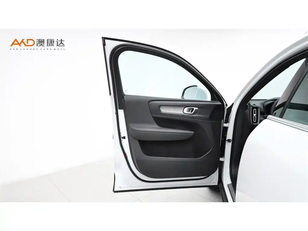 Volvo XC40 — фото 10