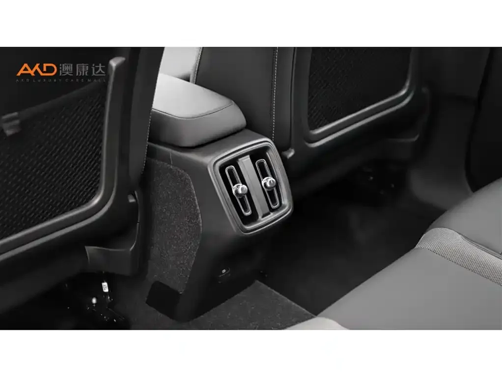 Volvo XC40 — фото 9